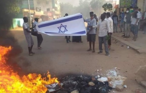 خشم جوانان سودانی از سازش؛ پرچم رژیم صهیونیستی را آتش زدند