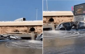 بالفيديو.. صهريج مياه يهرس 3 سيارات في السعودية!