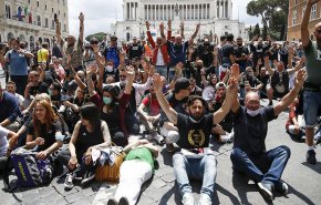 مواجهات بين الشرطة الايطالية ومتظاهرين ضد حظر التجول
