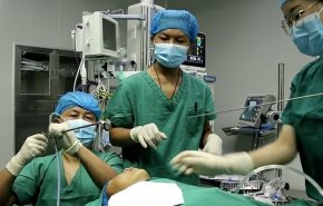 بالفيديو ..طفل صينى يخضع لعملية لإزالة دودة حلقية في جسده!