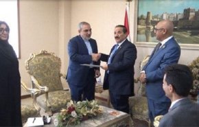 وزير الخارجية اليمني يتسلم نسخة من أوراق اعتماد سفير إيران