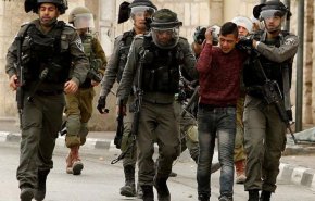 شاهد..جنود الاحتلال يعتدون بوحشية على فتى قبل اعتقاله في الخليل