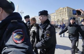 اعتقال رجل هاجم قوات الأمن أمام مبنى قيادة شرطة وسط موسكو
