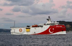 شاهد.. سفينة تركية تثير النزاع مع اليونان