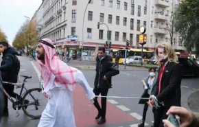 شاهد: شاب سوري يجلد ’ماكرون’ بأحد شوارع برلين..