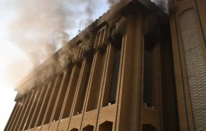 شاهد: حريق هائل بمبنى الضرائب العراقية وإنقاذ مبالغ طائلة