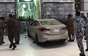 السعودية تضع حواجز مؤقتة بعد حادثة اقتحام سيارة لساحة الحرم المكي
