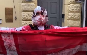 بالفيديو.. دنماركي يتظاهر أمام سفارة بلاده في موسكو رفضا لمذبجة المنك