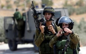 شاهد.. قوات الاحتلال تطلق النار على شاب فلسطيني