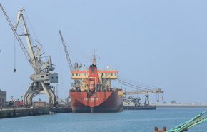 ورود کشتی حامل بنزین به بندر الحدیده یمن
