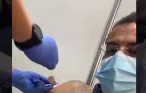 شاهد بالفيديو: طبيب لبناني يتلقى لقاح كورونا
