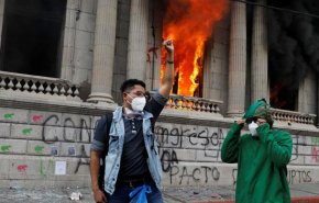 غواتيمالا..محتجون يضرمون النيران في البرلمان مطالبة باستقالة الرئيس+صور