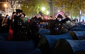 پلیس فرانسه با خشونت و گاز آشک آور مهاجران را از یک اردوگاه بیرون کرد
