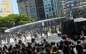 اشتباكات في وسط العاصمة الأرجنتينية أثناء مراسم وداع مارادونا
