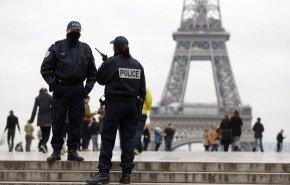شاهد..الشرطة الفرنسية تنهال بالضرب على رجل بسبب كمامة!
