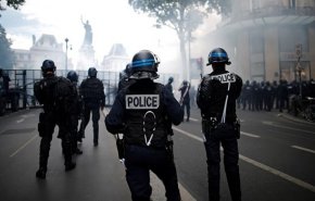 شرطة فرنسا تستخدم الغاز المسيل للدموع في احتجاج ضد عنف الشرطة