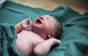 سنغافورية تنجب طفلًا يحمل أجسامًا مضادة لفيروس كورونا