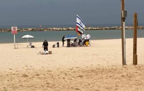 شاهد: وفد اماراتي يستجم على شاطىء يافا تحت حراسة اسرائيلية