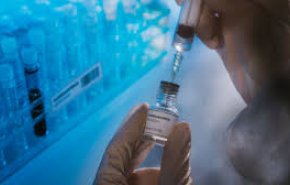 لحظه تزریق اولین واکسن کرونا در انگلیس + فیلم