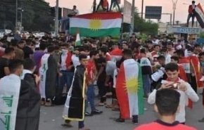 متظاهرون في السليمانية يرتدون العلم العراقي خلال الاحتجاجات
