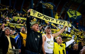 اشتباكات بين مشجعي فريق كرة اسرائيلي معاد للعرب بسبب استثمارات إماراتية