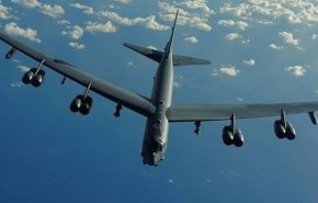 پرواز بمب‌افکن B-52 آمریکا بر فراز مناطق مرزی عراق و سوریه