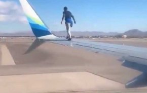 شاهد.. رجل يسير فوق جناح طائرة في مطار أميركي