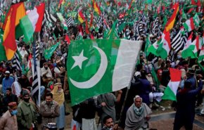 شاهد.. المعارضة الباكستانية تطالب بإسقاط الحكومة