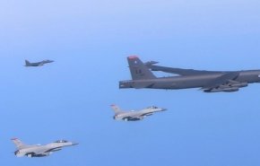 اسکورت بمب‌افکن‌های آمریکا توسط جت‌های بحرین حین پرواز در آسمان جنوب خلیج فارس
