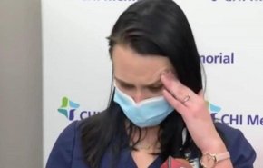 شاهد فيديو يرصد ما حدث لممرضة أميركية بعد تلقيها لقاح كورونا 
