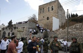 بحماية جنود الاحتلال..مستوطنون يهاجمون منازل الفلسطينيين في الخليل