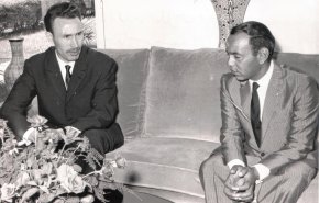ما حقيقة صورة رئيس الجزائر وهو يقبل يد ملك المغرب؟