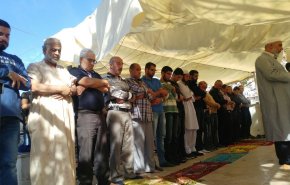 فلسطينيون يصلون بخيمة اعتصام بالقدس رفضا لقرارات الاحتلال