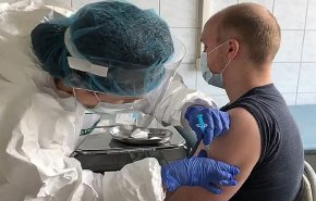 شاهد.. دول أوروبية تبدأ عمليات التطعيم بموازاة ارتفاع أعداد الإصابات