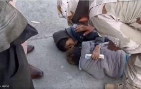 ما قصة 'الطفل العراقي الذي مات بين احضان اخيه في الشارع'؟ هل هي حقيقية؟