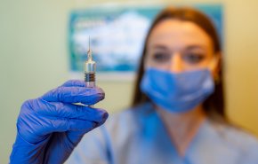 طبيب يقدم نصائح للراغبين بالتطعيم ضد كوفيد-19
