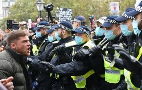 اعتراضات به قرنطینه در انگلیس؛ درگیری پلیس با مردم