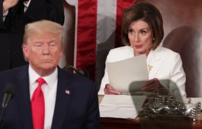 بيلوسي تصف ترامب بـ'خادم' لبوتين
