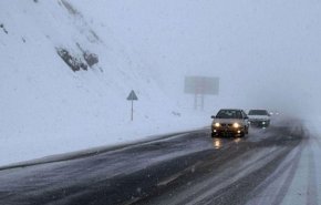 بارش برف و باران جاده‌های ۸ استان را فراگرفت