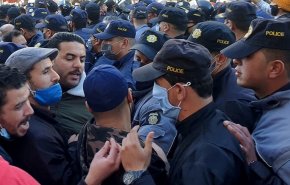 محتجون تونسيون يطالبون بتنحي الحكومة
