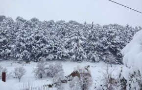 قطع بعض الطرق الجبلية في لبنان بسبب تراكم الثلوج