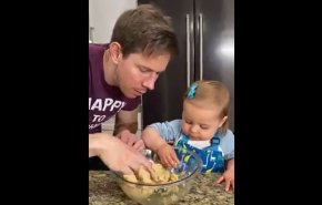 بالفيديو: طباخة صغيرة تحضر الكعك بمساعدة والدها