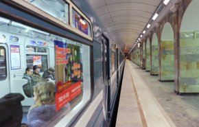 شاهد: شاب يستعرض مهارات عجيبة على سكة مترو سان بطرسبورغ