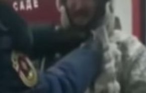 شاهد بالفيديو..رجل إطفاء روسي يعجز عن خلع ملابسه .. والسبب