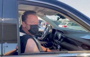 بالفيديو..أرنولد شوارزنيغر يأخذ لقاح كورونا من داخل سيارته