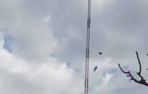 ویدئویی دلخراش از لحظه سقوط مرگبار جوان چترباز در مراسم شهدای پلاسکو