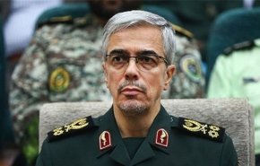 اللواء باقري يهنئ قائد الثورة بنجاح مناورات الجيش والحرس الثوري