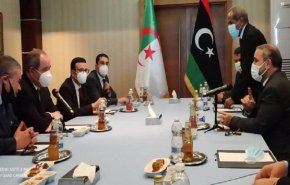 وزير الخارجية الجزائري يكشف دلالات لقائه بمسؤول ليبي 