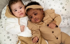 بريطانية تنجب طفلتين توأم بلوني بشرة مختلفين بسبب حالة نادرة
