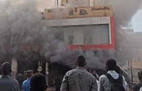 حريق هائل في مجمع تجاري عند القصر الرئاسي بالخرطوم